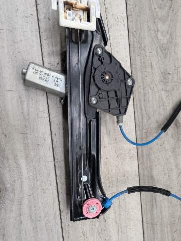 2011 - 2016 BMW 335i F30 Front Right Passenger Window Glass Regulator w/ Motor 7281886 N55B30M0