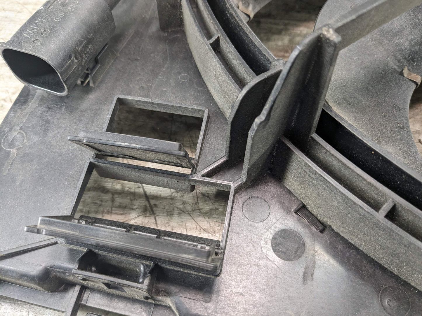 2018 BMW 540i G30 Radiator Fan Shroud Housing w/ Motor 8677740 600W
