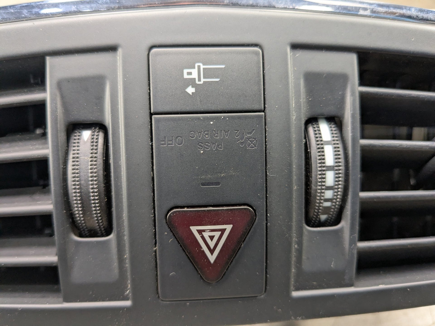 2009-2017 Mercedes-Benz E550 E-Class A207 Dashboard Dash Board Middle Center Air Vent A2078300054