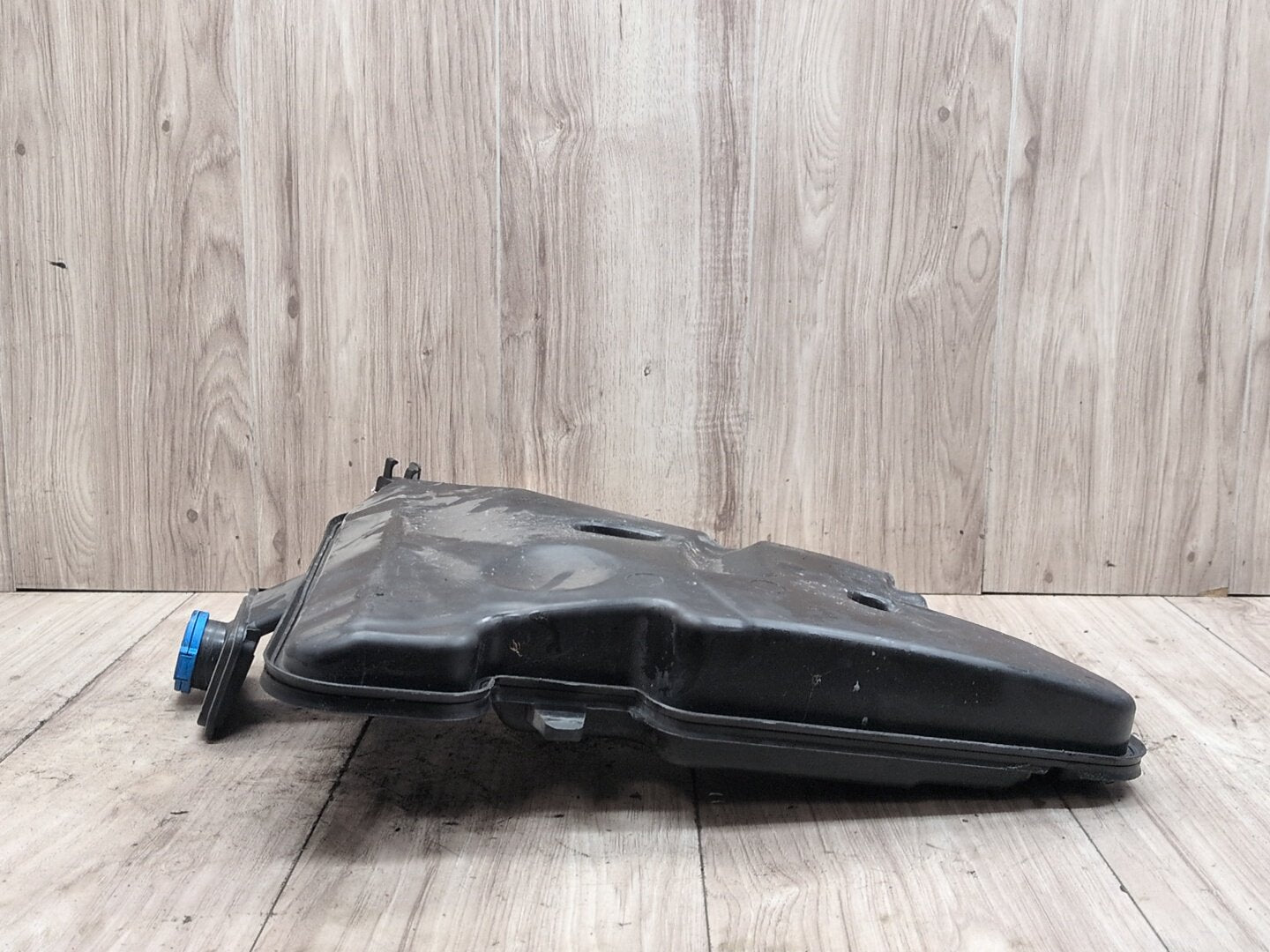 OEM BMW G12 G30 540 M550 750 M760 Windshield Wiper Washer Reservoir Tank Pump
