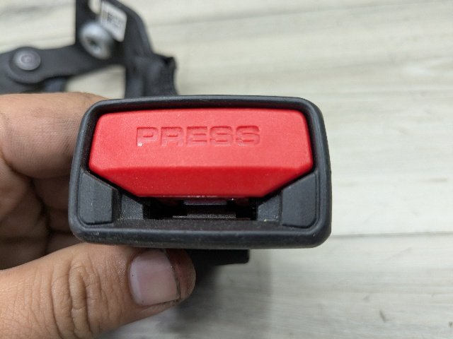 20-24 OEM BMW F44 228 M235 Rear Center Middle Seatbelt Seat Belt Buckle