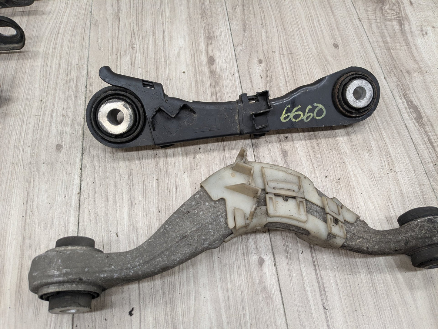 2018 BMW M550i G30 Rear Left Driver Control Arms SET 6861125 OEM BMW G11 G12 G14 G15 G16 G30 Rear Left Driver Upper Lower Control Arm SET