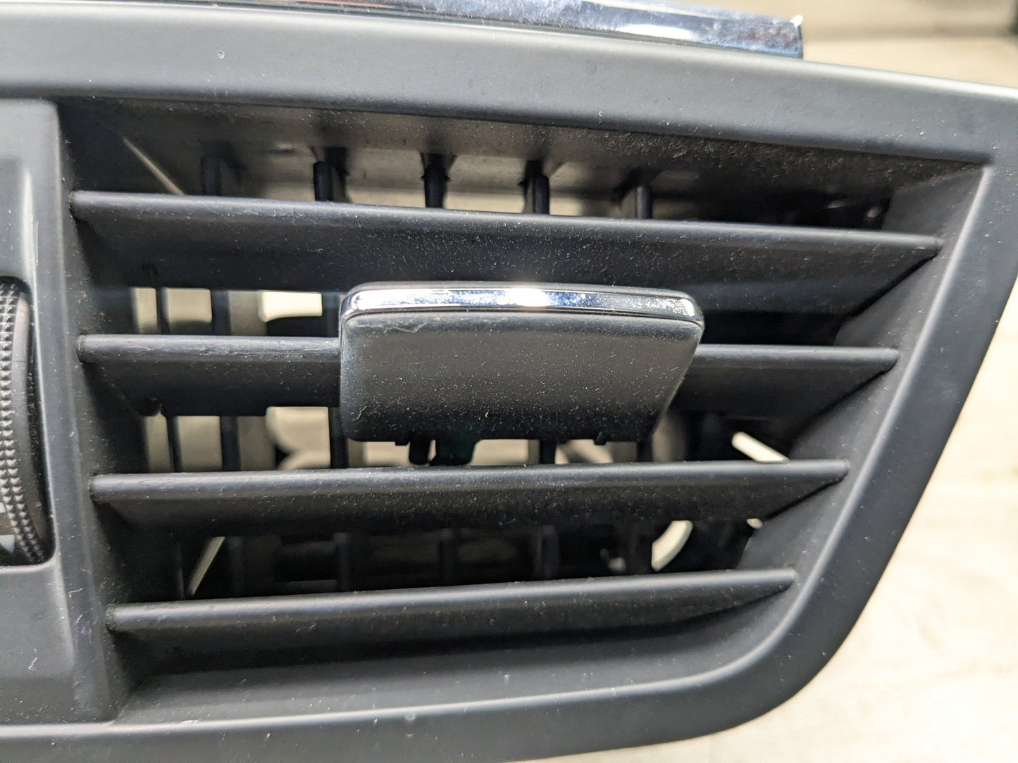 2009-2017 Mercedes-Benz E550 E-Class A207 Dashboard Dash Board Middle Center Air Vent A2078300054