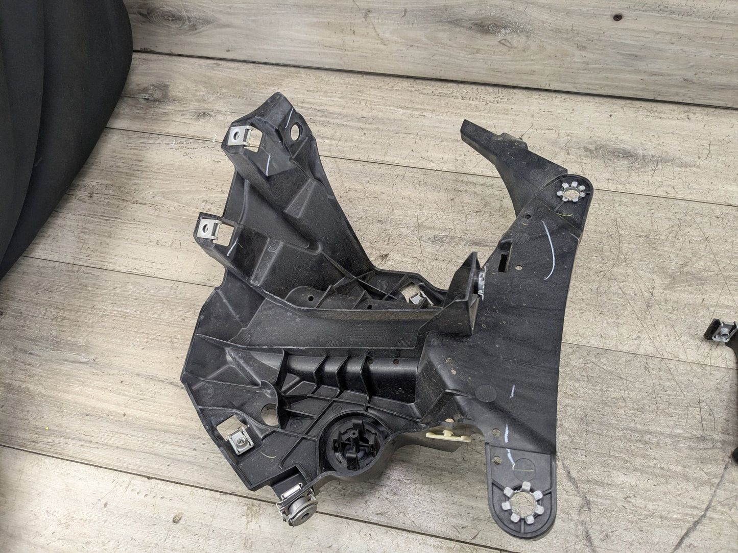 OEM BMW F15 F16 F85 F86 X5 X6 Front Left Driver Fender Mount Support Brackets
