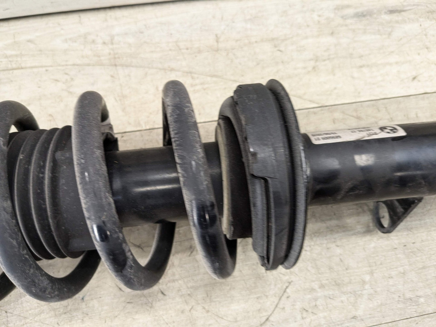 2021 BMW 540i G30 Rear Left Driver Spring Strut Shock Absorber 6896009 21-23 OEM BMW G30 540 REAR Left Driver Side Strut Shock Absorber w/ Spring