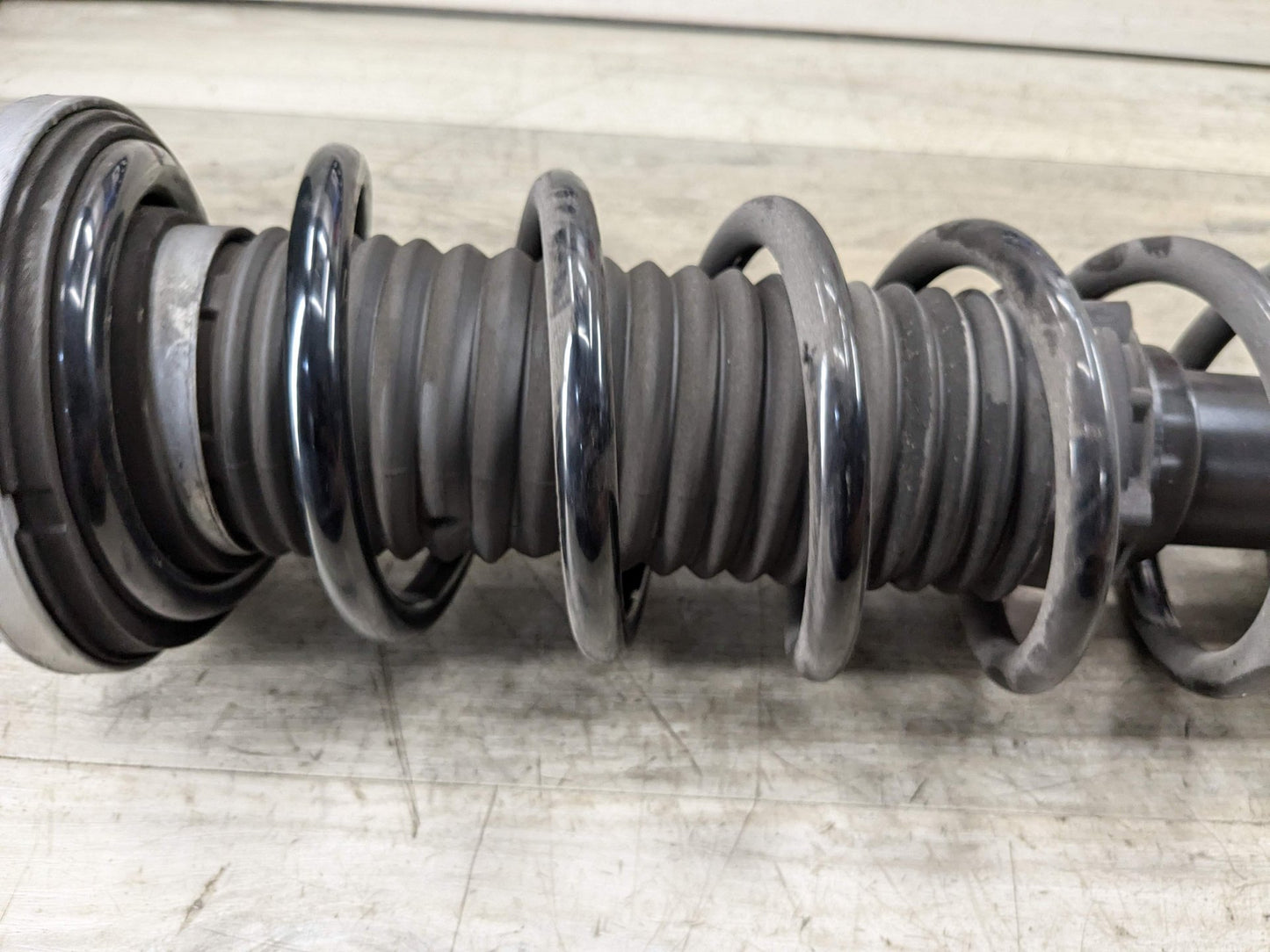 2021 BMW 540i G30 Rear Left or Right Spring Strut Shock Absorber 6896015 21-22 OEM BMW G30 540 REAR Left Right Side Strut Shock Absorber w/ Spring