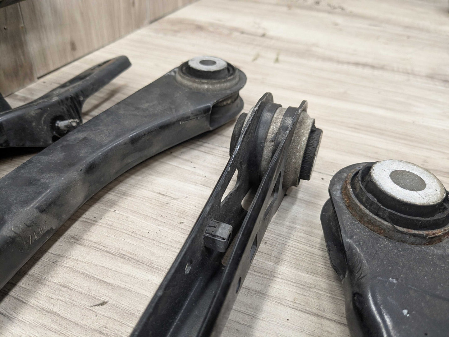 2017 BMW 750i G12 Rear Left Driver Control Arms SET 6861115 OEM BMW G11 G12 G14 G15 G16 G30 Rear Left Driver Upper Lower Control Arm SET