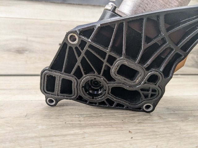 16-20 URO BMW F22 F23 F30 F32 F33 F36 G01 330 430 Engine B46 Oil Filter Housing