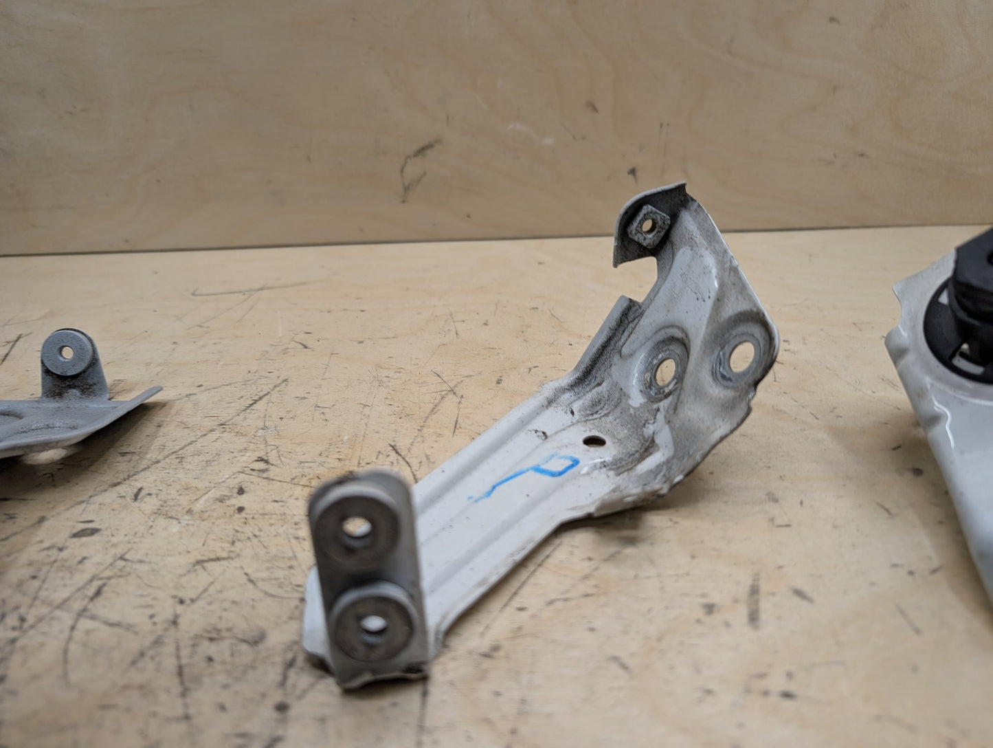 2018-2024 BMW X3 G01 Front Right Passenger Fender Brackets SET 7424678