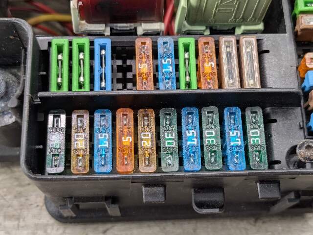 1996 - 2003 BMW Z3 E36 Front Power Distribution Fuse Box 1387590 M54B25O0