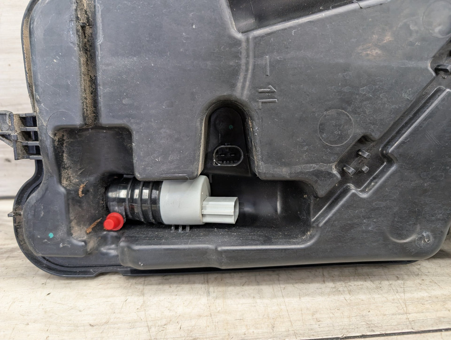 OEM BMW G12 G30 540 M550 750 M760 Windshield Wiper Washer Reservoir Tank Pump