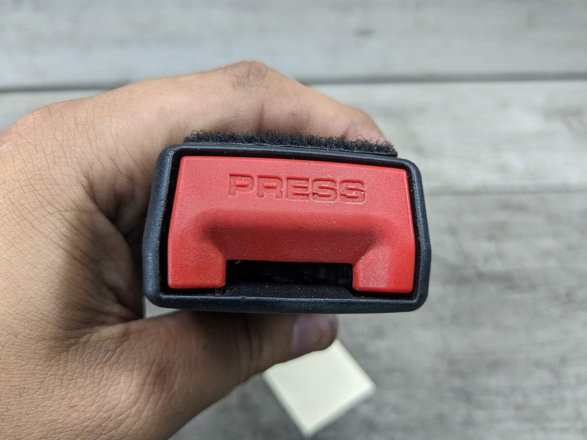 OEM BMW F90 G11 G12 G30 530 540 M550 750 M5 Front Left or Right Seatbelt Buckle