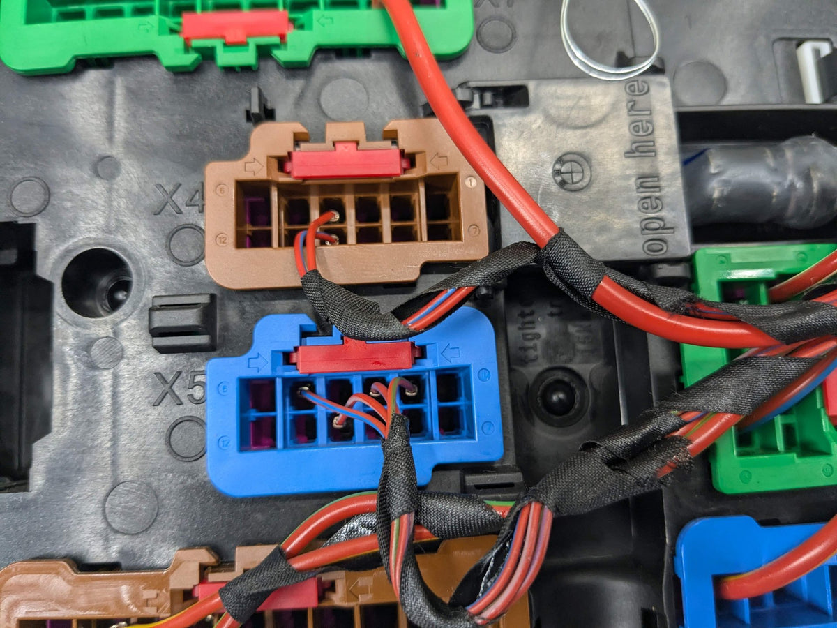 OEM BMW G20 330 M340 Rear Battery Power Distribution Fuse Relay Junction Box