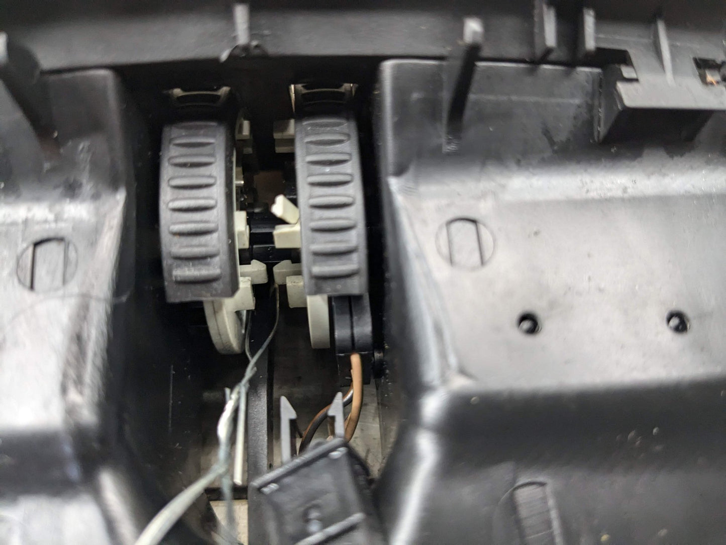 06-11 OEM BMW E90 E91 328 330 335 M3 Sedan Interior Central Console Rear Vent