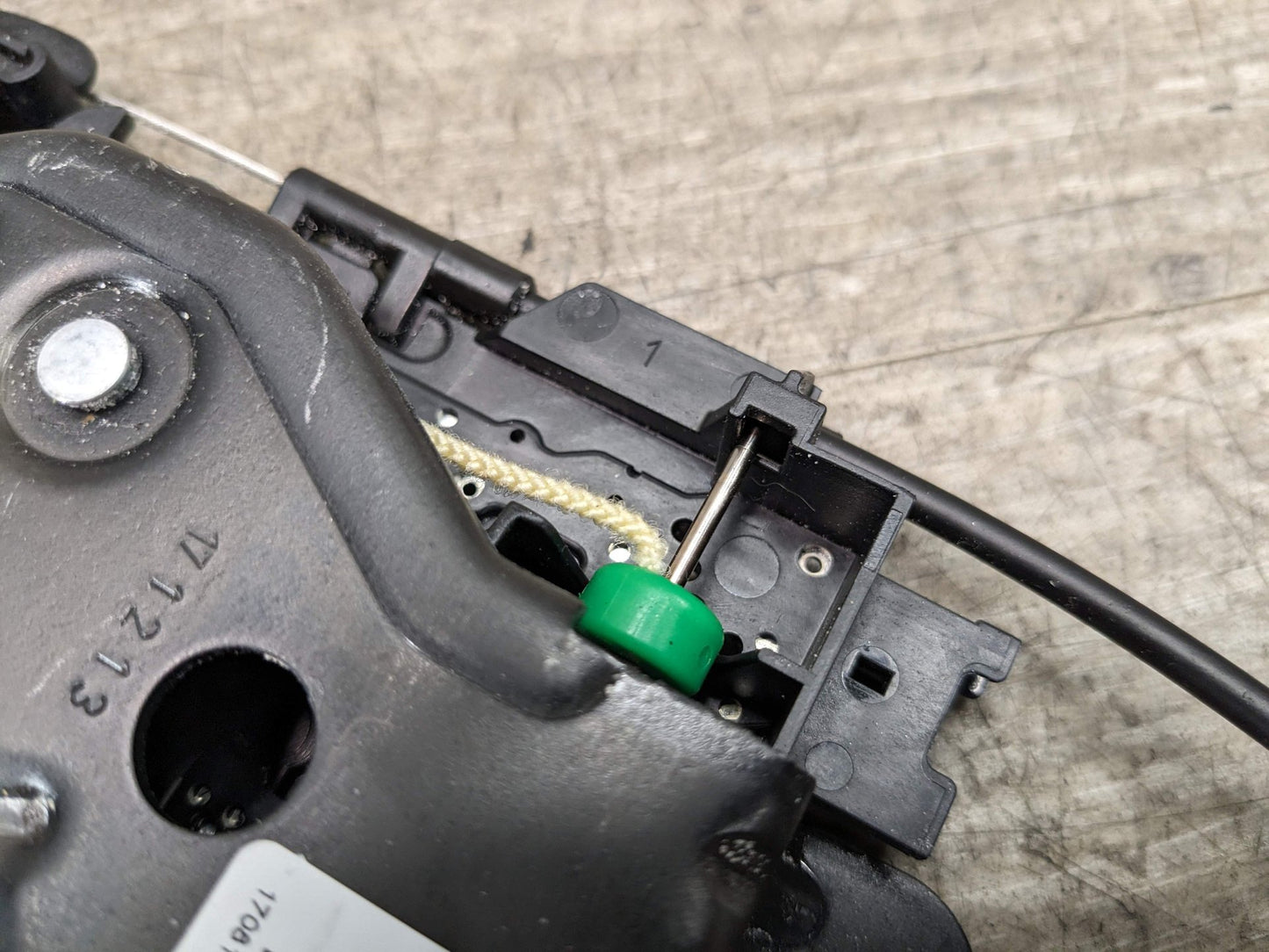 2018 BMW 540i G30 Liftgate Trunk Lid Liftgate Lock Latch Actuators SET 7441014 18-21 OEM BMW G30 M550 F90 M5 Trunk Lid Actuator Latch Lock System Assembly