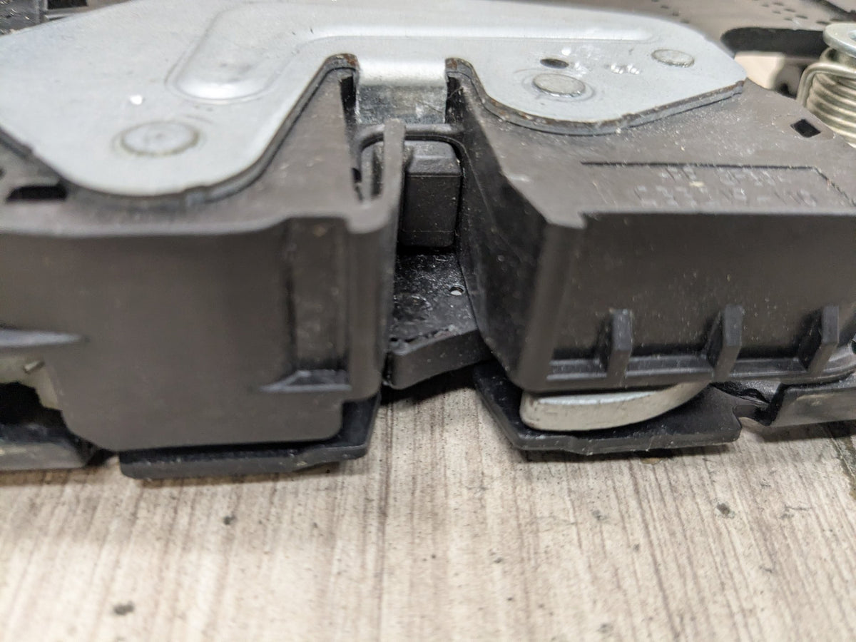 2020 BMW 740i G12 Liftgate Trunk Lid Liftgate Lock Latch Actuators SET 7441014 OEM BMW F90 F97 G01 G12 G22 G30 X3 M5 Trunk Lid Actuator Latch Lock System SET OEM