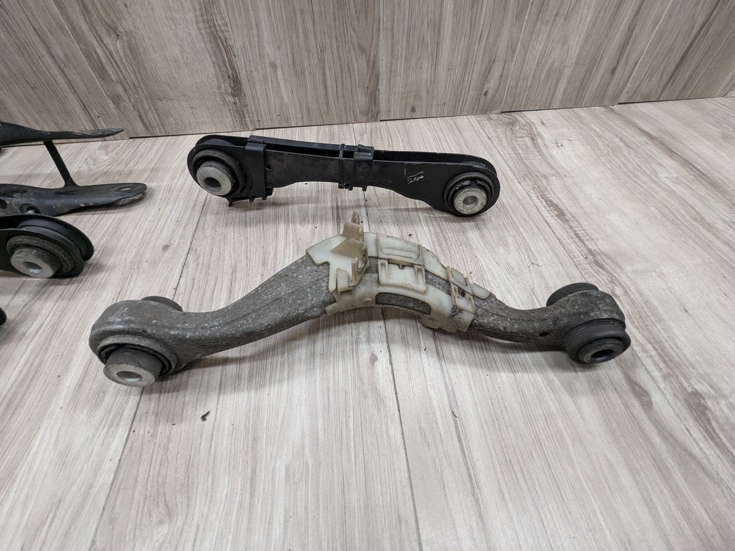 2018 BMW M550i G30 Rear Left Driver Control Arms SET 6861125 OEM BMW G11 G12 G14 G15 G16 G30 Rear Left Driver Upper Lower Control Arm SET