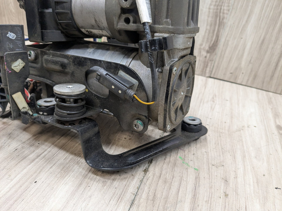 2016 BMW 750i G12 Air Suspension Compressor Pump 6861882 16-22 OEM BMW G11 G12 740 750 M760 Air Suspension Compressor Pump Module Motor OEM