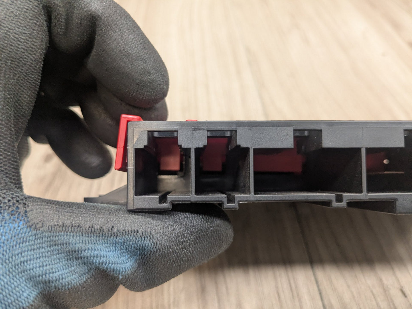 OEM BMW G11 G12 G14 G15 G16 G30 B+ Junction Terminal Power Relay Fuse Box
