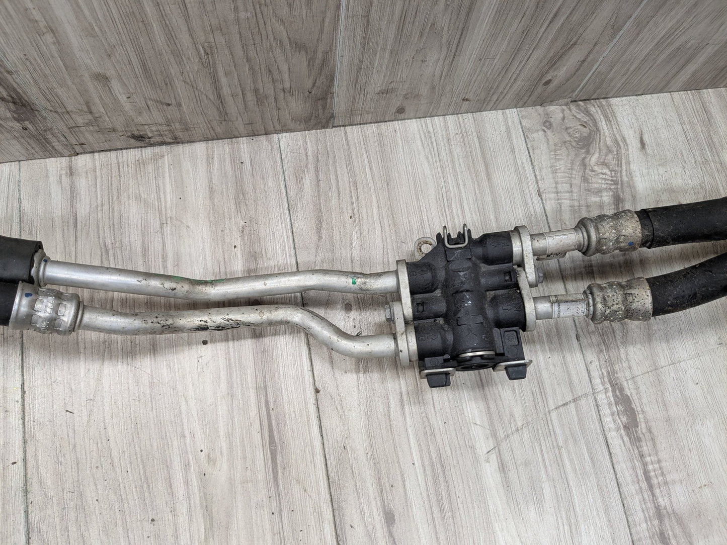 16-19 OEM BMW F90 M5 G12 750 G30 M550 Transmission Oil Cooler Line Inlet Outlet