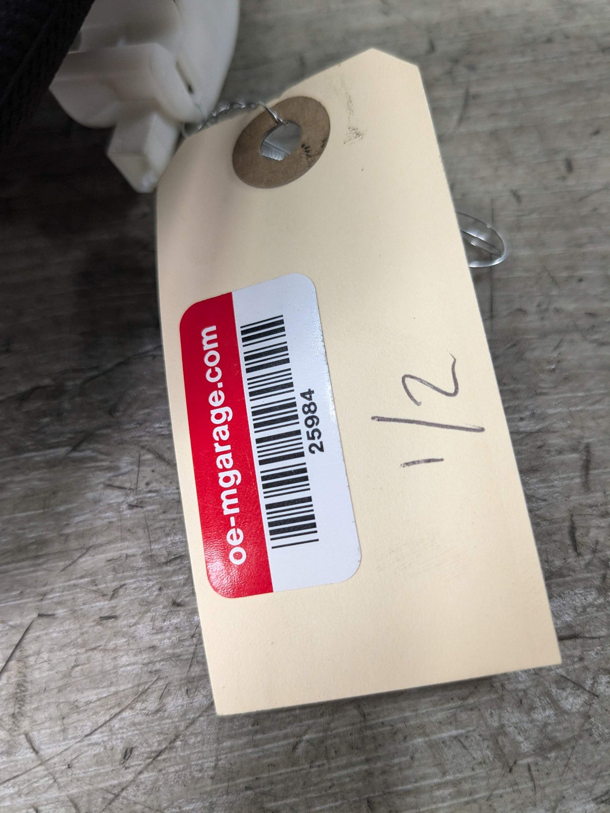 2014 BMW 328i F30 Front Left Right Sun Visor SET ENGINE COOLANT PUMP: The elec rical connec or o he engine coolan pump could become damaged. Small drops o liquid rom he posi i e crankcase en ila ion (PCV) sys em could drip down on o he elec rical connec o