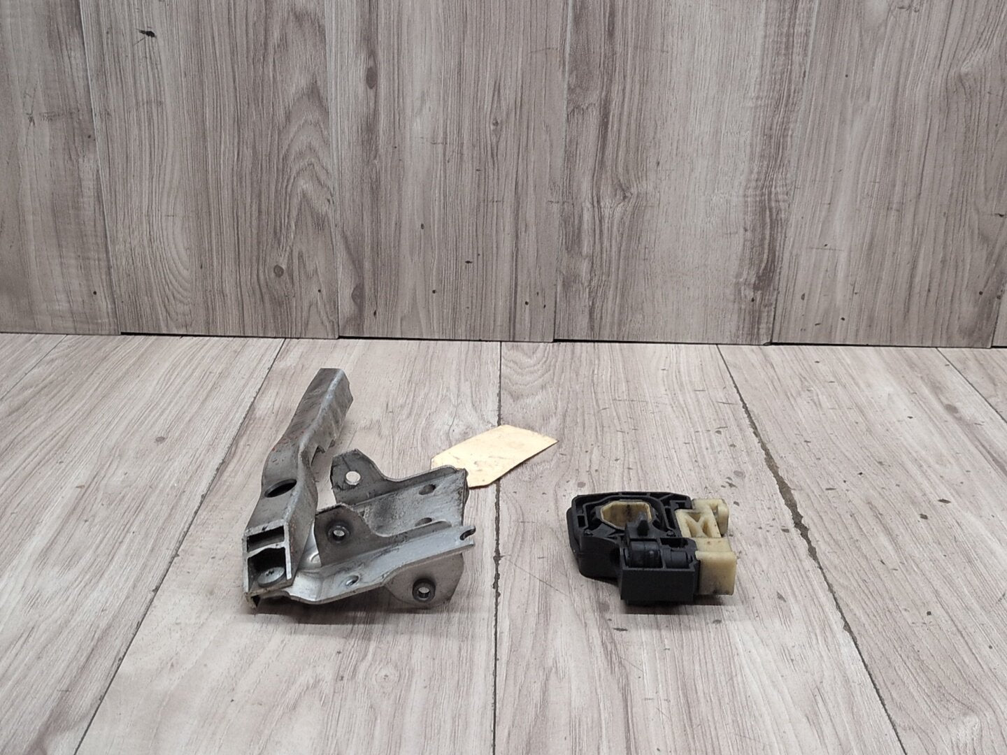 2012-2018 BMW M6 F06 Radiator Lower Mounting Brackets SET 7575248