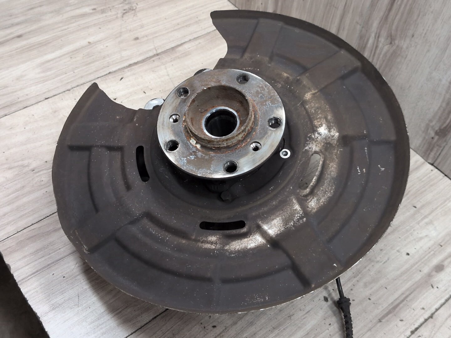 2012-2018 BMW M6 F06 Rear Right Passenger Spindle Knuckle w/ Bearing 2284142