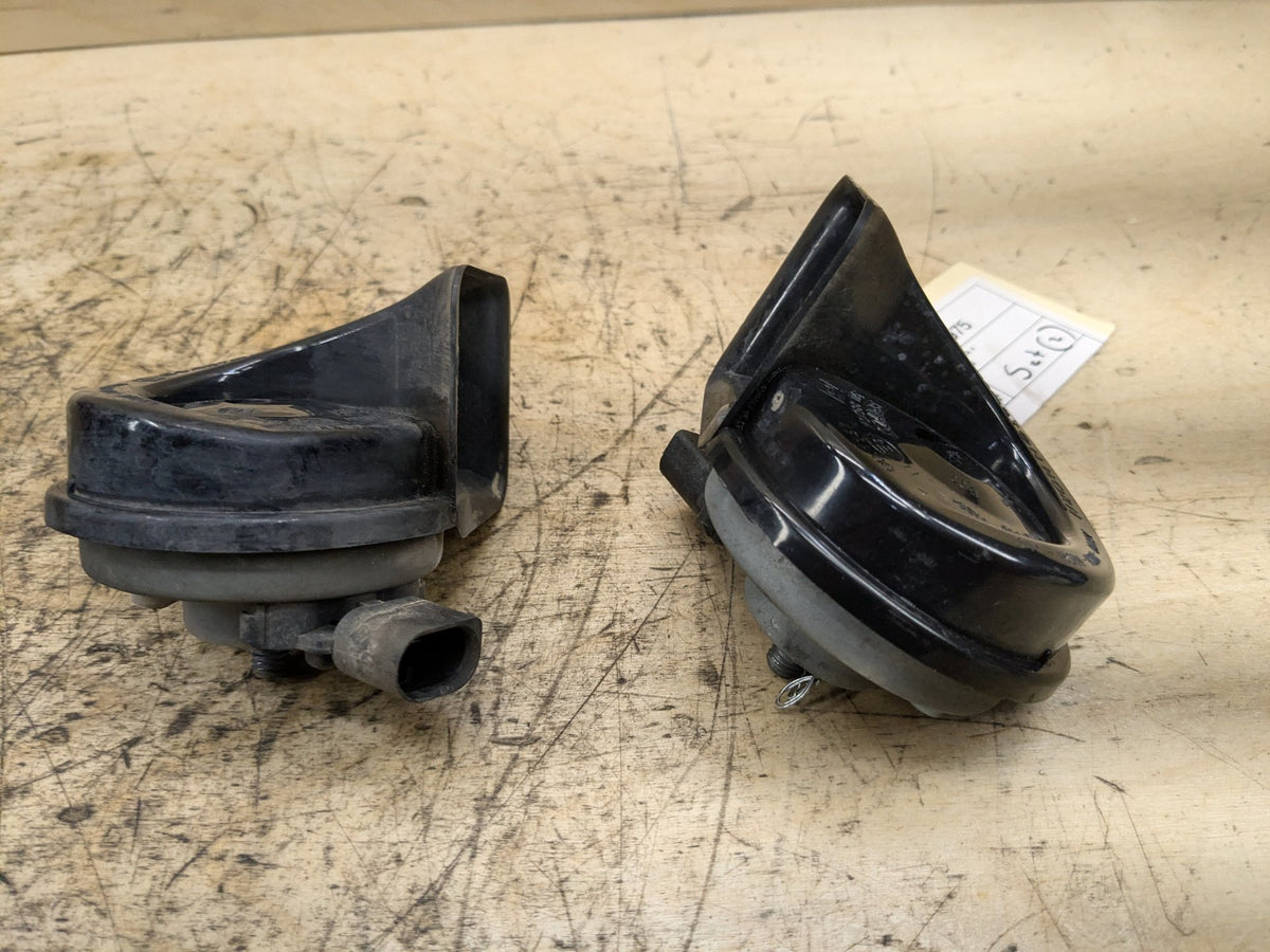 2008-2013 BMW 135i E88 Alarm Horns SET 7192551 OEM