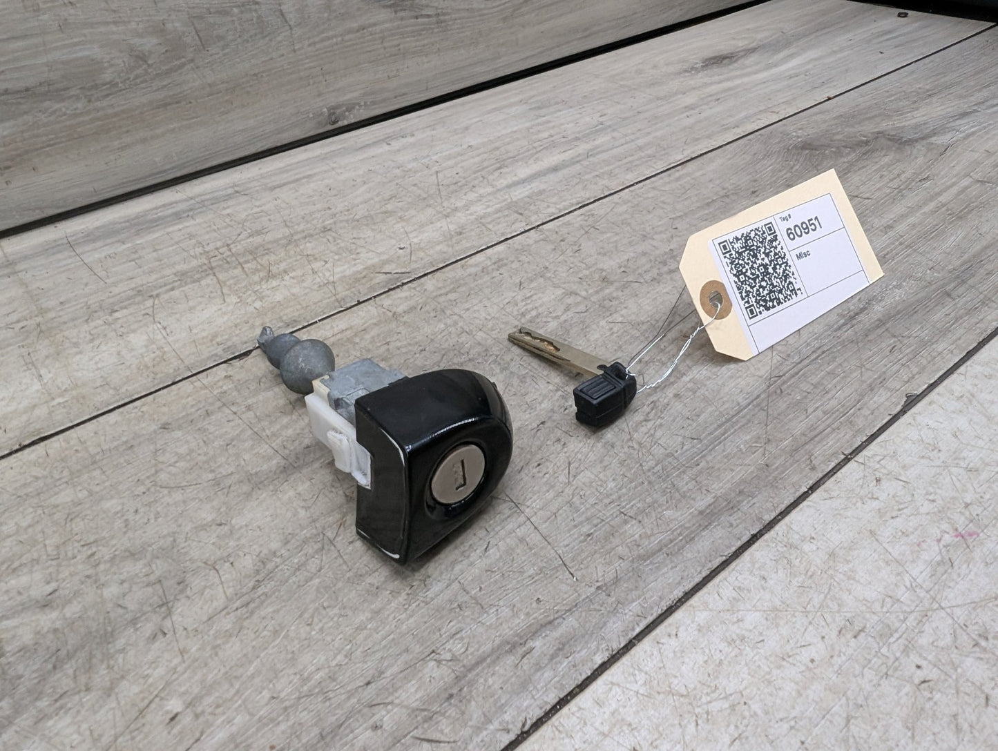 2011 BMW 328i E90 Front Left Driver Key Lock Mechanism w/ Key 7162427