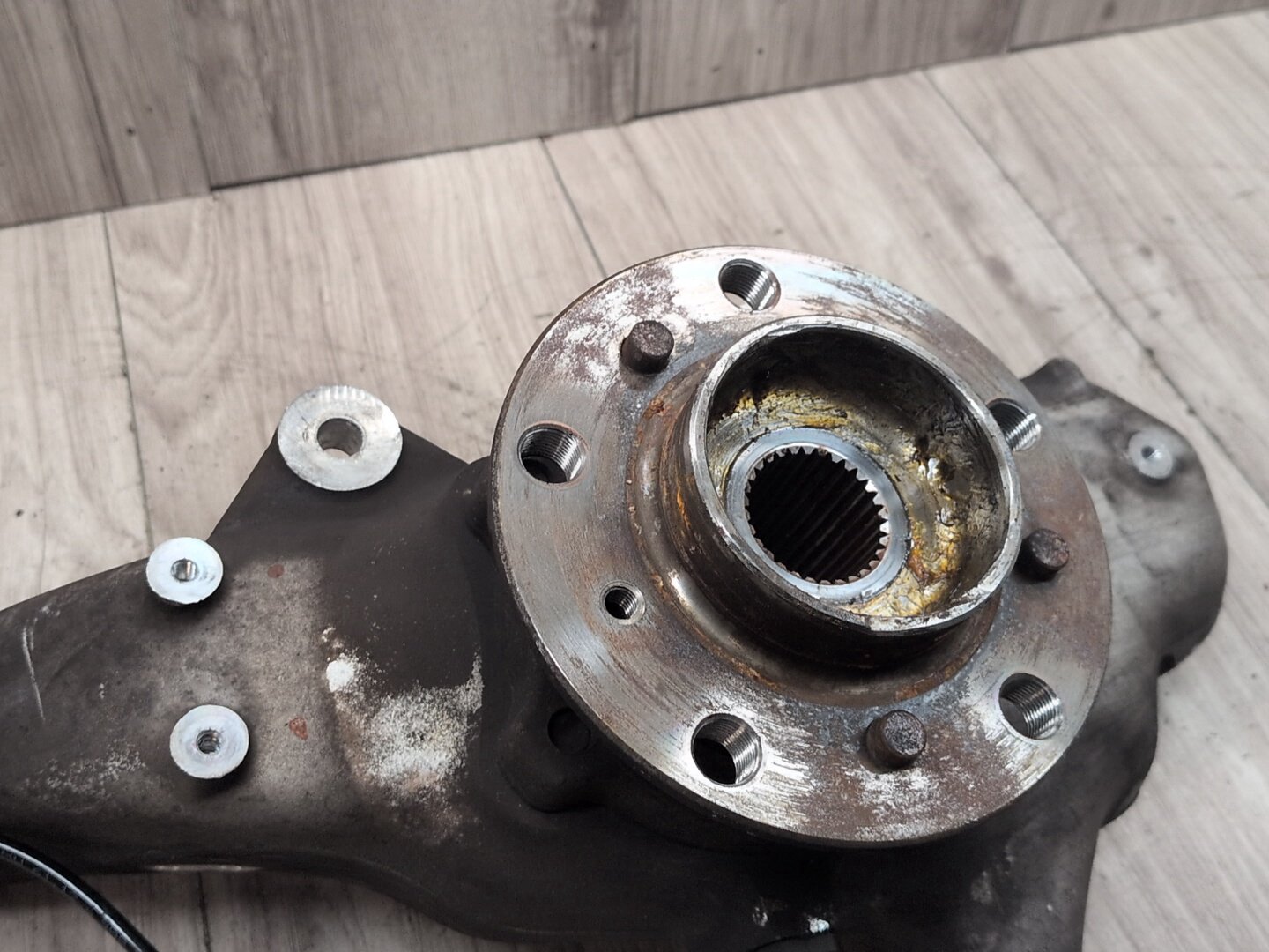 2014 - 2018 BMW X5 F85 Front Left Driver Spindle Knuckle w/ Bearing 6869869 S63B44T2