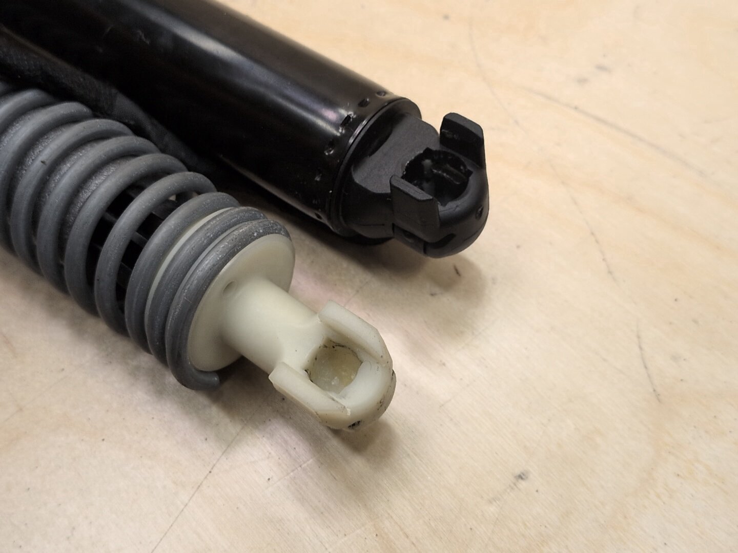 16-19 OEM BMW G12 740 750 M760 Right Passenger Electric Trunk Lid Shock Strut