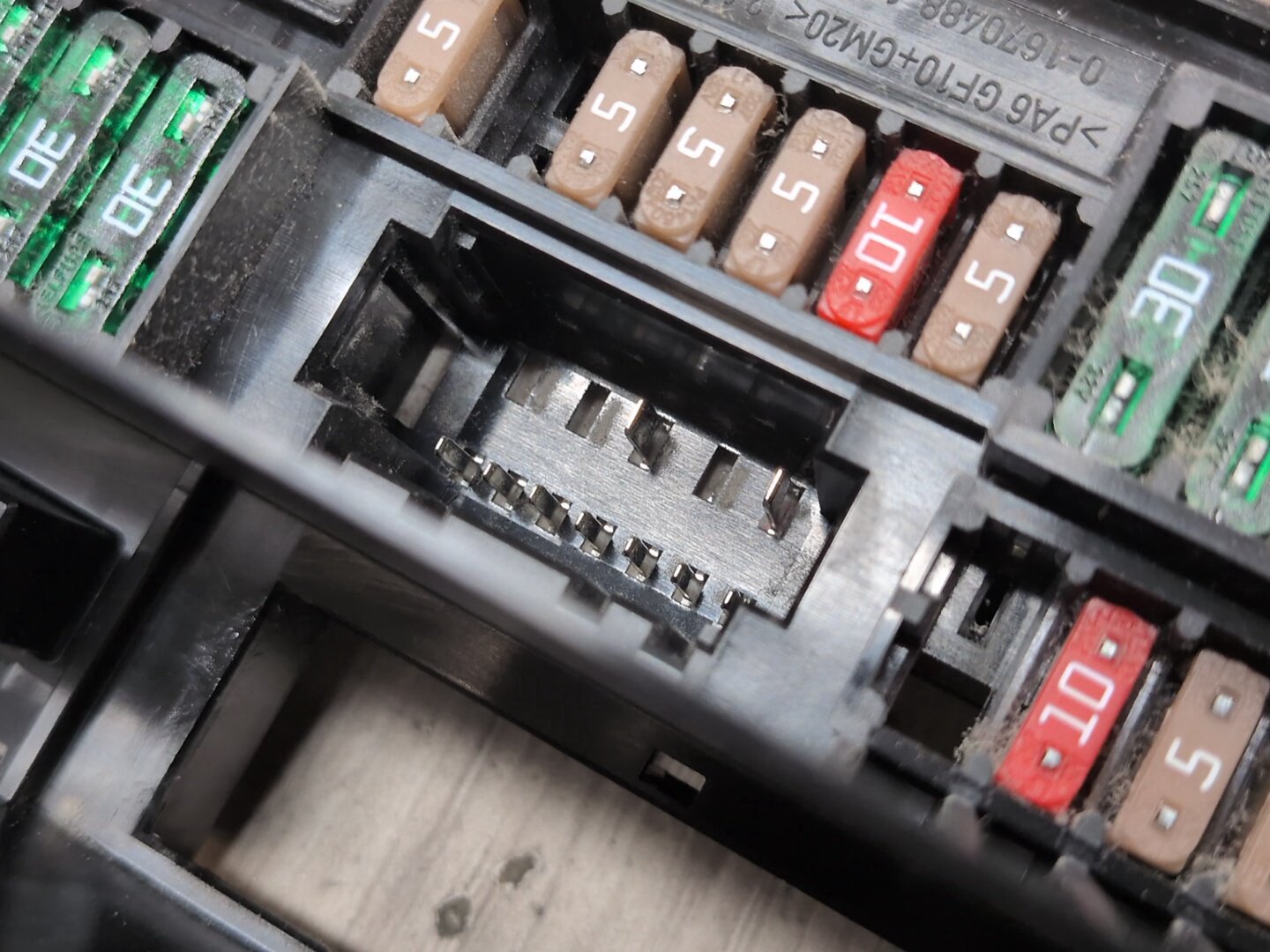 2012-2018 BMW M6 F06 Front Power Distribution Fuse Box 9252815