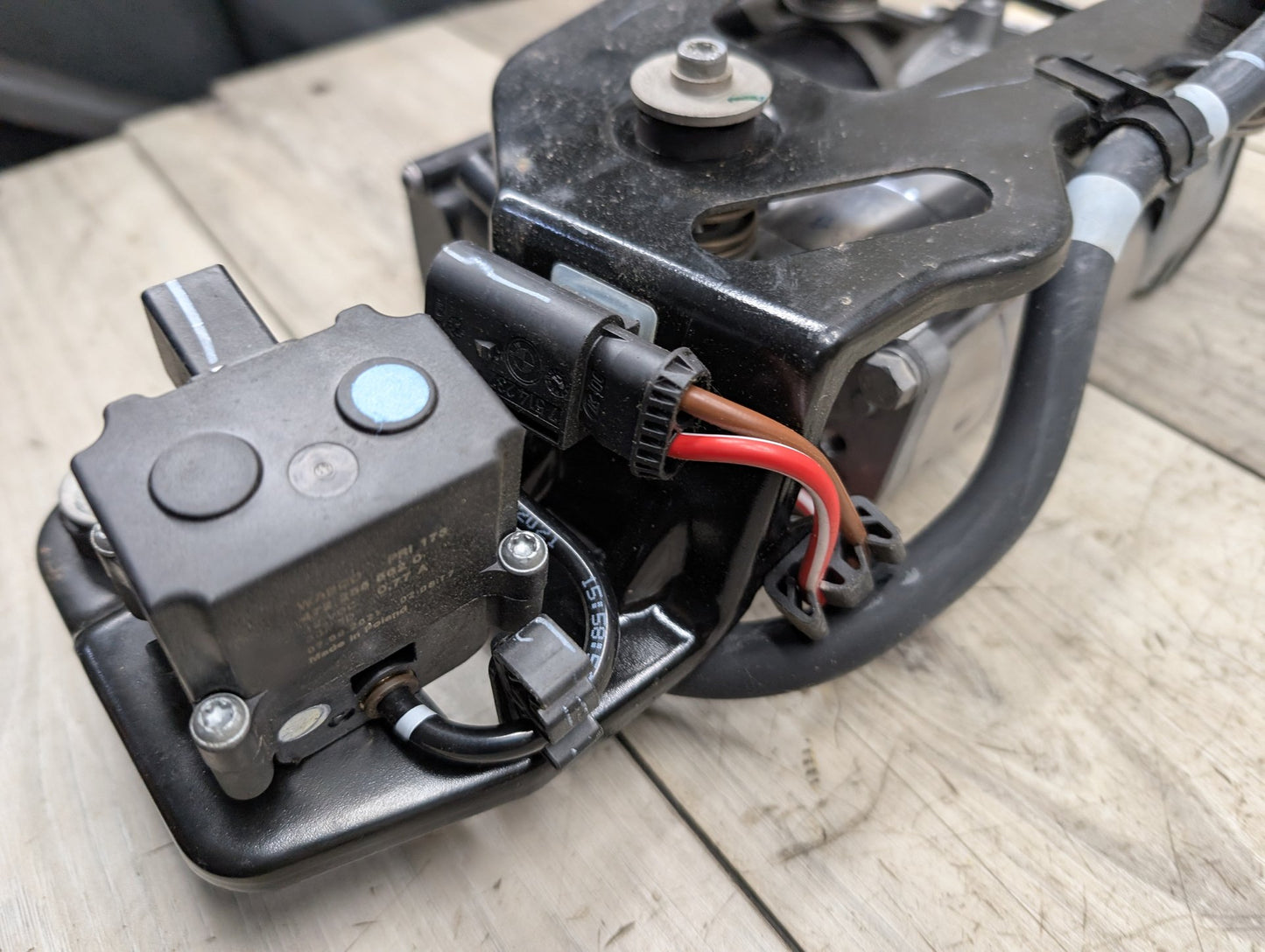 2014 - 2018 BMW X5 F15 Air Suspension Compressor Pump 6875177 N63B44O1