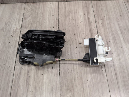 2016-2019 BMW 740Li G12 Front Right Door Latch Lock Actuator 7477702 OEM