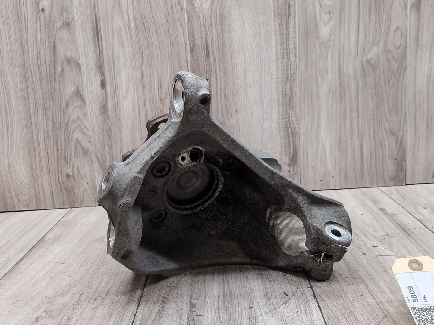 2018-2020 BMW X3 G01 Front Right Passenger Spindle Knuckle w/ Bearing 6882598