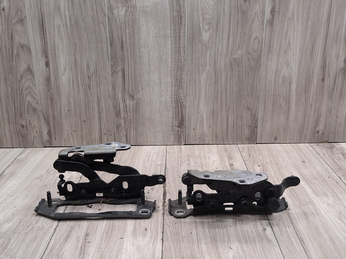 2009-2012 Mercedes-Benz E550 W212 Hood Bonnet Hinges SET A2048800228 OEM