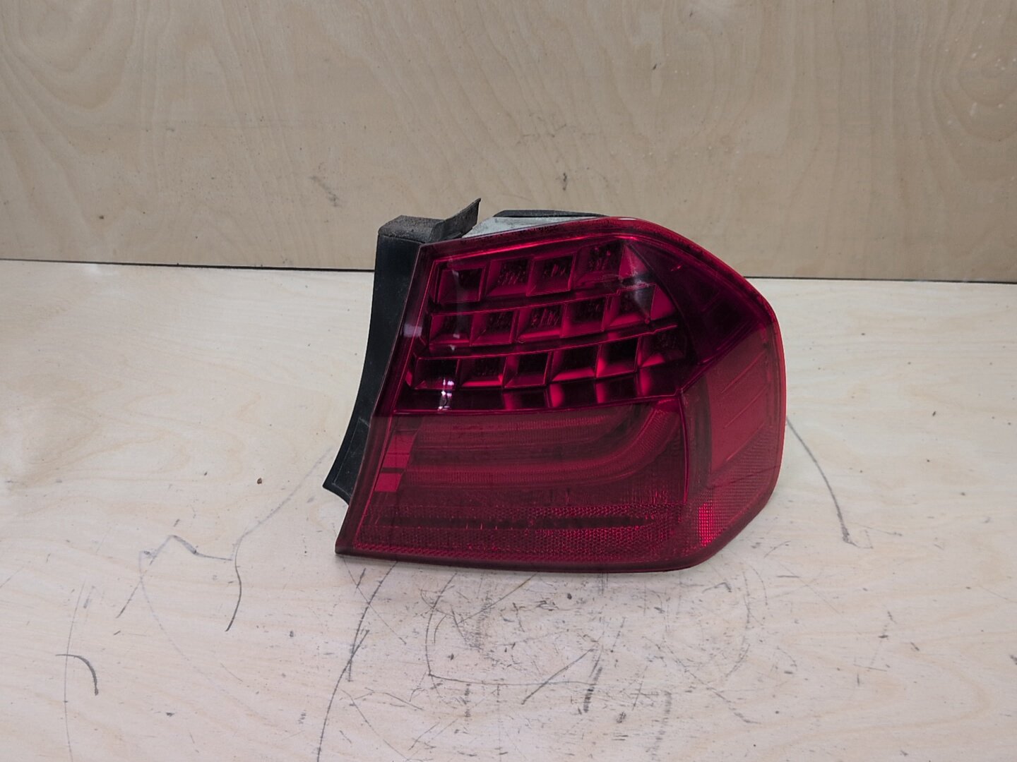 09-11 OEM BMW E90 328 335 M3 LCI Rear Right Passenger Side Outer Tail Light