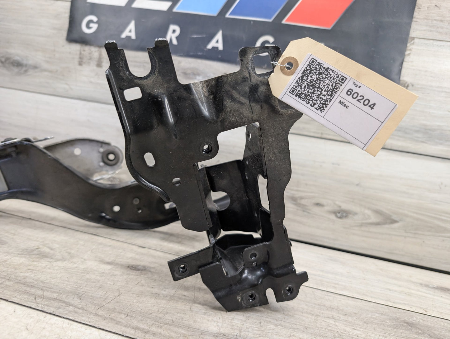 2017-2023 BMW 530i G30 Right Passenger Headlight Bracket 7383858