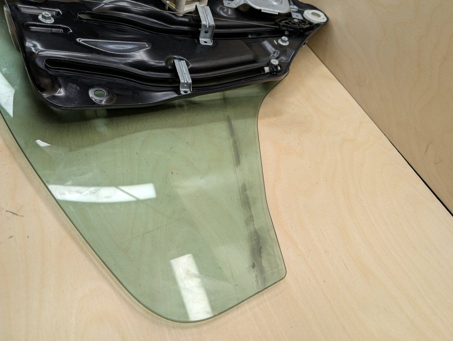 2007-2013 BMW 335i E93 Rear Left Driver Door Window Glass w/ Motor Regulator 7198173