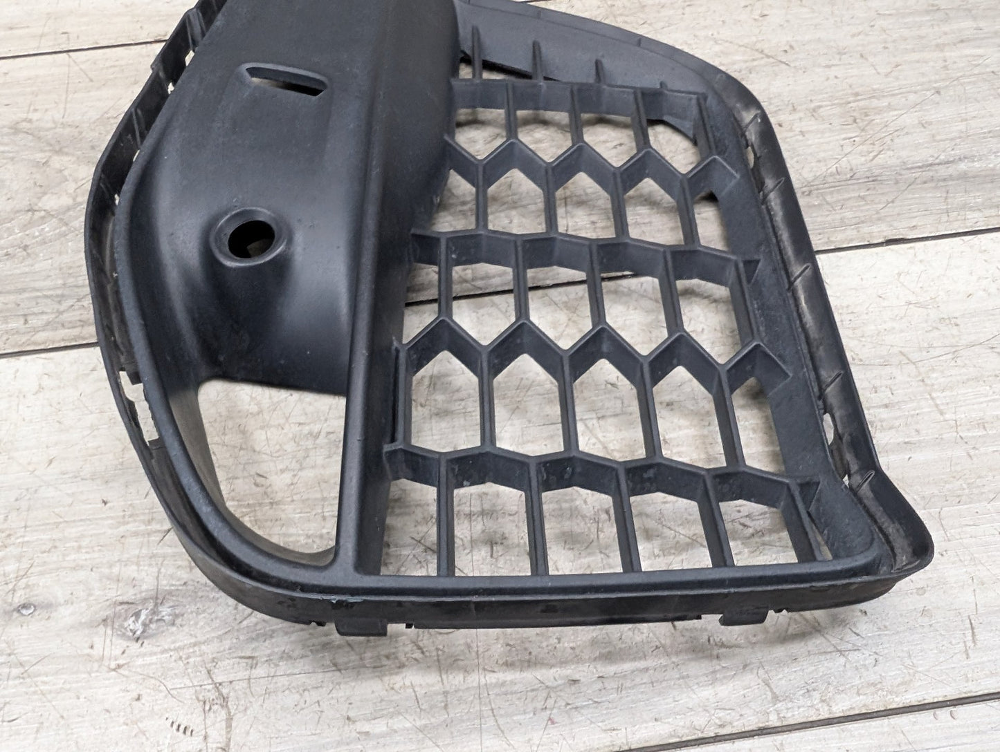 2015-2019 BMW X6 F86 Front Right Passenger Bumper Cover Grille 8056262