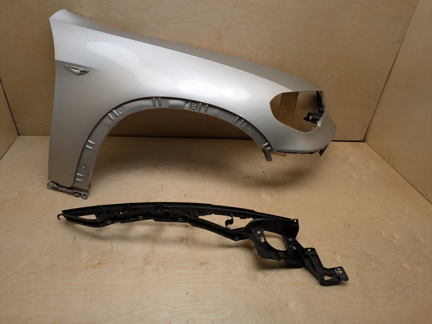 11-13 BMW X5 E70 Front Right Passenger Fender Panel w/ bracket Silver 354