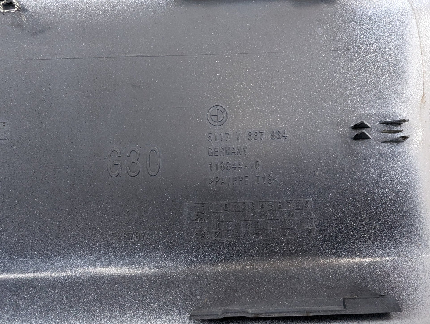 17-23 OEM BMW F90 G30 530 540 M550 M5 Fuel Gas Tank Flap Lid Cover