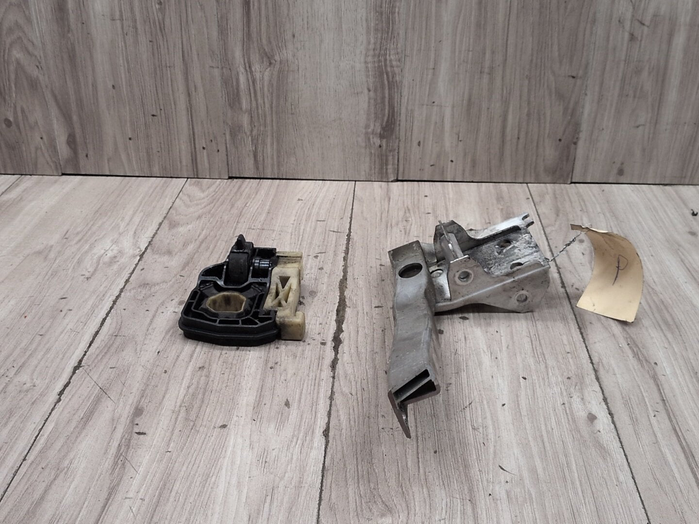 2012-2018 BMW M6 F06 Radiator Lower Mounting Brackets SET 7575247