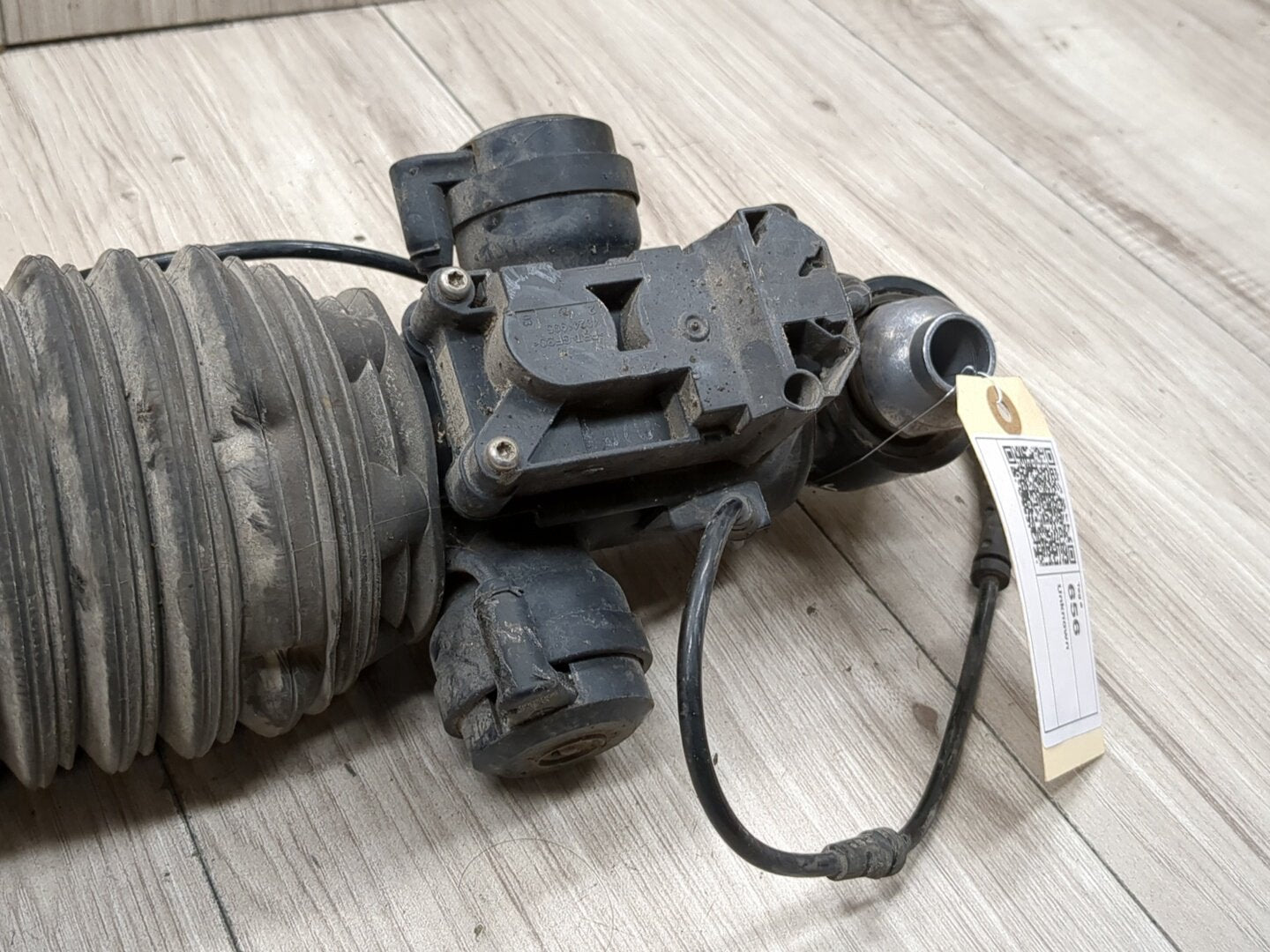 2013 BMW 750i F01 Rear Left Driver Spring Strut Shock Absorber 6858813 13-15 LCI OEM BMW F01 F02 750 760 B7 REAR Left Driver Air Strut Shock Absorber