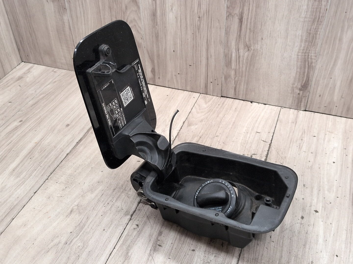 2009-2012 Mercedes-Benz E550 W212 Gas Cover A2127570006 OEM