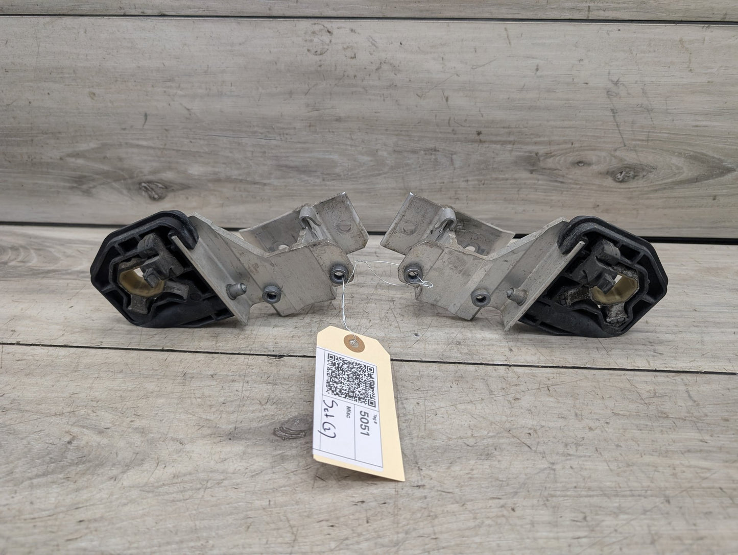 2014 - 2019 BMW 340 F34 Radiator Lower Mounting Brackets SET 8620733 B58B30M0