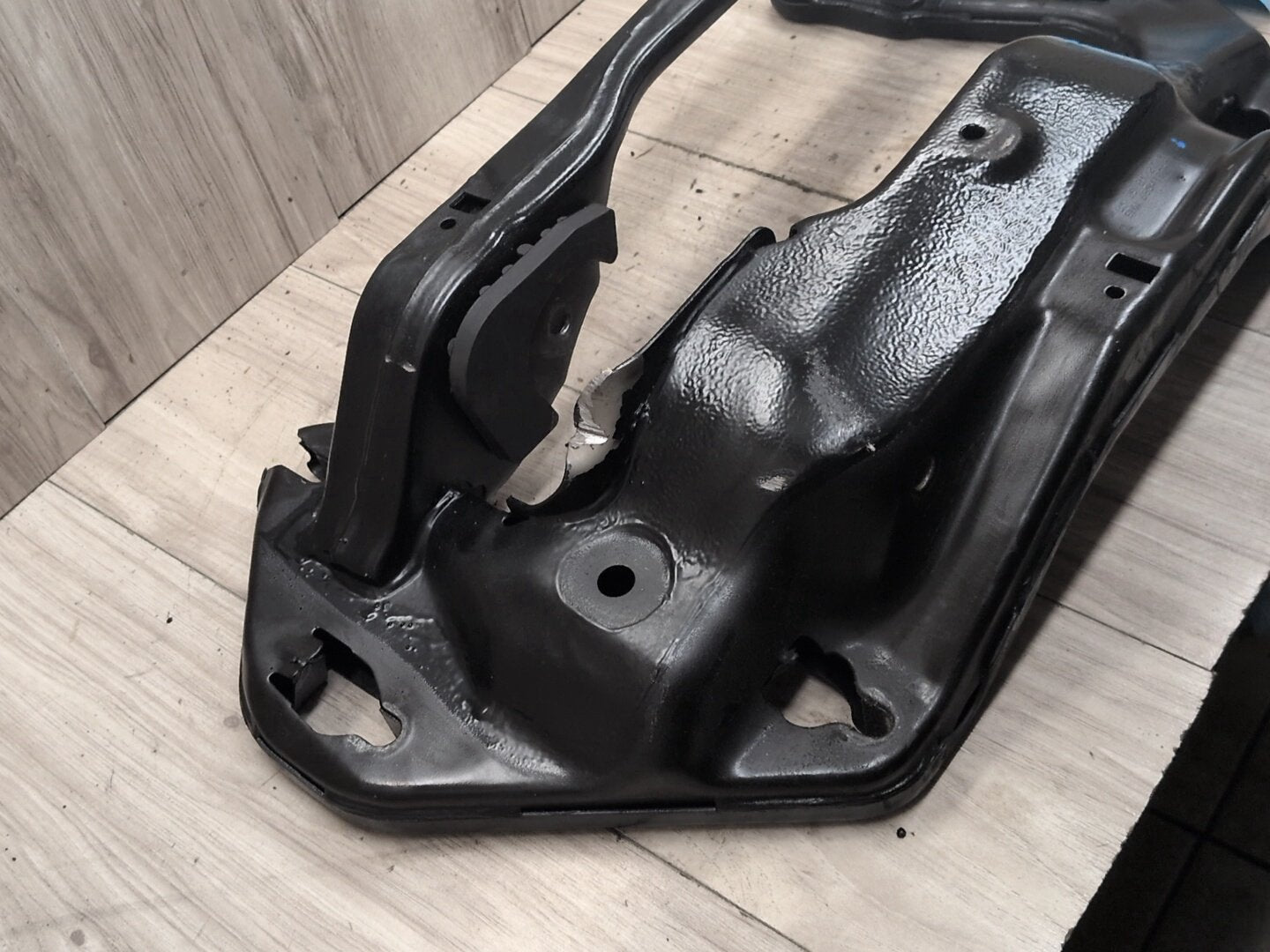 2014 - 2018 BMW X5 F85 Transmission Mount Bracket 6954188 S63B44T2