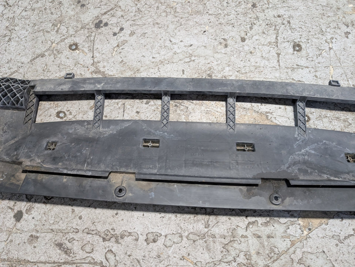 2009 - 2017 Audi Q5 8R Front Middle Center Bumper Cover Grille 8R0807233C EA888