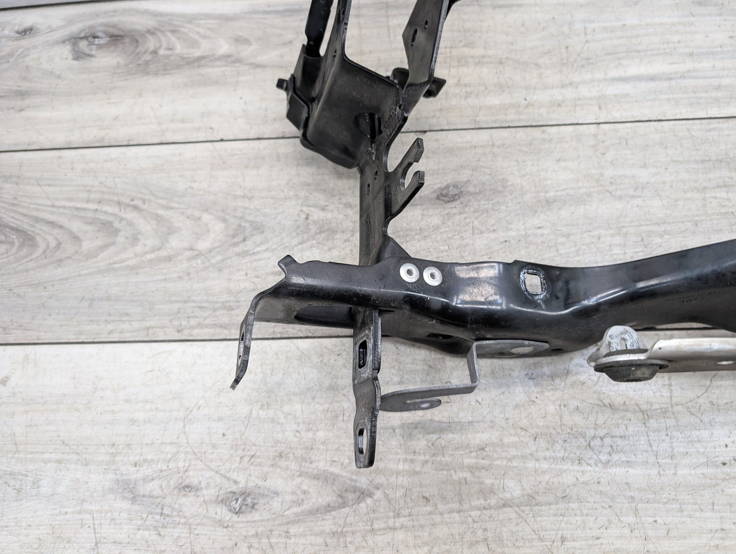2017-2023 BMW 530i G30 Right Passenger Headlight Bracket 7383858