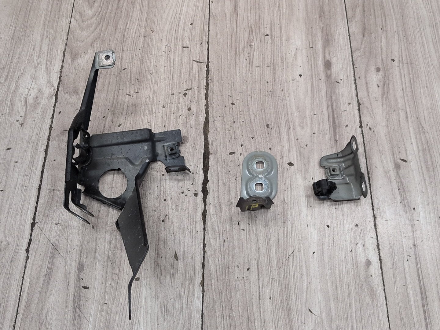 2012-2018 BMW M6 F06 Front Right Passenger Fender Brackets SET 7230584